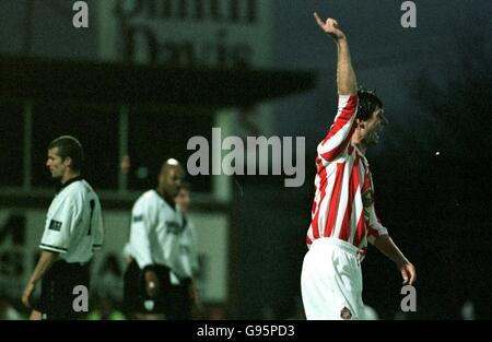 Niall Quinn von Sunderland feiert, nachdem er das zweite Tor seines Teams erzielt hat Stockfoto