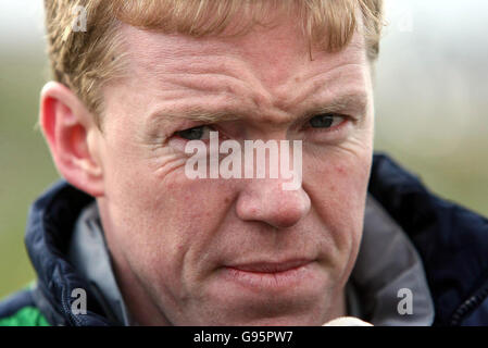 Irland-Manager Steve Staunton während eines Trainings in Malahide United, Dublin, Irland, Montag, 27. Februar 2006, vor dem Freundschaftsspiel gegen Schweden am Mittwoch. DRÜCKEN Sie VERBANDSFOTO. Bildnachweis sollte lauten: Niall Carson/PA. Stockfoto