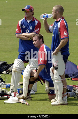 Der englische Sänger Paul Collingwood (L), Ian Blackwell und Kapitän Andrew Flintoff während einer Nets-Trainingseinheit auf dem Vidarbha Cricket Association Ground, Nagpur, Indien, Dienstag, 28. Februar 2006. England spielt morgen im ersten Testspiel Indien. DRÜCKEN SIE VERBANDSFOTO. Bildnachweis sollte lauten: Rebecca Naden/PA. Stockfoto