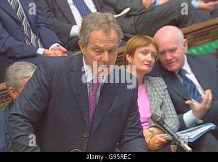 Kultursekretärin Tessa Jowell und John Reid (r) hören sich den britischen Premierminister Tony Blair während der Fragestunde des Premierministers im Unterhaus in London am Mittwoch, den 1. März 2006, an. PRESSEVERBAND FOTO.Bildnachweis sollte lesen: PA Stockfoto