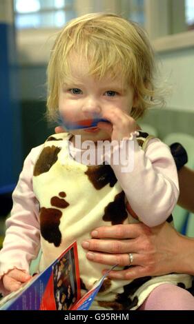 Claudia Twiby, die 18 Monate alte Herztransplantationspatientin, spielt mit einer Spenderkarte im Great Ormond Street Hospital for Children, London. Claudia profitierte von dem bahnbrechenden „Berliner Herz“, einer Miniaturpumpe, die ihr half, 27 Tage am Leben zu bleiben, während sie auf ein Spenderherz wartete. Stockfoto