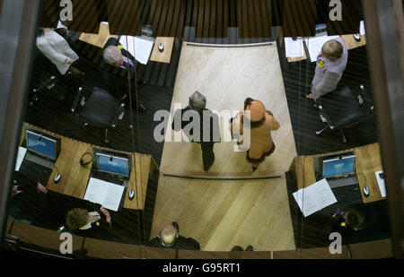 Die britische Königin Elizabeth II (Mitte R) und Lord Dafydd Ellis-Thomas, der Vorsitzende der Welsh Assembly, werden am Mittwoch, den 1. März 2006, durch eine Glasdecke gesehen, als sie die Kammer des neuen Welsh Assembly Building betreten. Die Königin enthüllte am Mittwoch eine Gedenktafel, bevor sie die Kammer besuchte, in der sie anlässlich der Eröffnung des neuen Versammlungsgebäudes eine Rede hielt. Siehe PA Story ROYAL Senedd. DRÜCKEN SIE VERBANDSFOTO. Der Bildnachweis sollte lauten: Matt Dunham/AP/WPA Rota/PA. Stockfoto