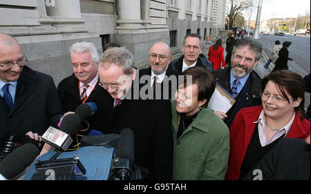 Der Vorsitzende von Sinn Fein Gerry Adams (rechts), der Verhandlungsführer von Sinn Fein Martin McGuinness (links) und andere Mitglieder der Sinn Fein-Delegation stehen am Mittwoch, den 1. März 2006, vor Regierungsgebäuden, nachdem er Taoiseach Bertie Ahern und das Kabinett nach den Unruhen am Samstag im Stadtzentrum von Dublin zu Gesprächen traf. Siehe PA Story ULSTER Politik. DRÜCKEN Sie VERBANDSFOTO. Bildnachweis sollte lauten: Julien Behal/PA. Stockfoto