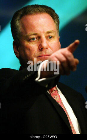 Der schottische erste Minister Jack McConnell beantwortet Fragen auf einer Pressekonferenz im St Andrews House, Edinburgh. Stockfoto