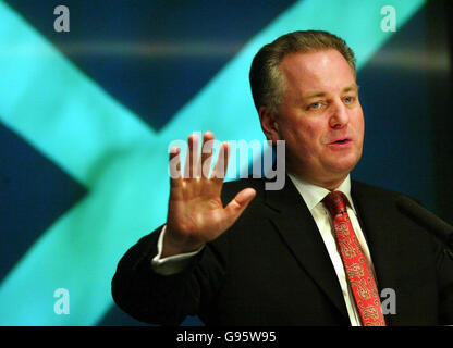 Der schottische erste Minister Jack McConnell beantwortet Fragen auf einer Pressekonferenz im St Andrews House, Edinburgh. Stockfoto