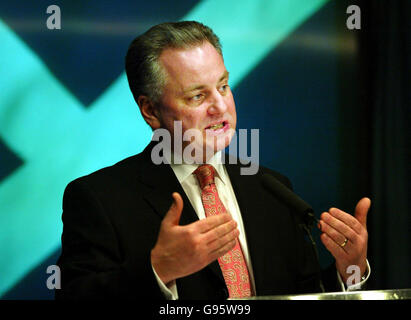 Der schottische erste Minister Jack McConnell beantwortet Fragen auf einer Pressekonferenz im St Andrews House, Edinburgh. Stockfoto