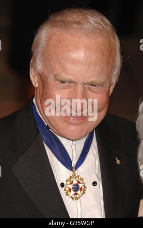 78. Academy Awards - Vanity Fair Party. Buzz Aldrin kommt auf dem roten Teppich an. Stockfoto