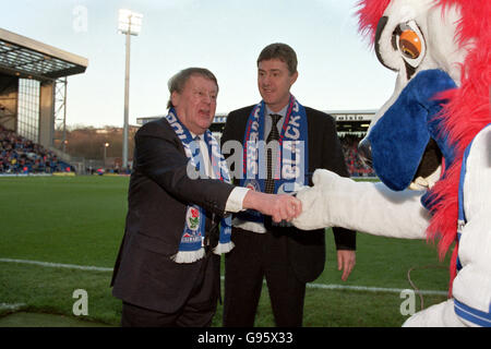 Fußball - FA Carling Premiership - Blackburn Rovers / Charlton Athletic. Jack Walker, Eigentümer von Blackburn Rovers (links), schüttelt sich die Hände mit dem Maskottchen von Rovers, beobachtet von Manager Brian Kidd (Mitte) Stockfoto