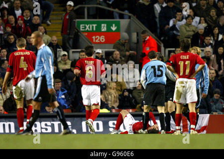 Fußball - International freundlich - England / Uruguay - Anfield. Englands Wayne Bridge liegt während des Spiels verletzt Stockfoto