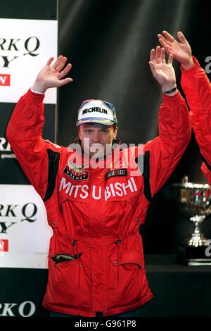 Tommi Makinen feiert den Gewinn der Rallye-Weltmeisterschaft am Ziel in Cheltenham Stockfoto