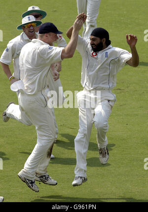 Der englische Monty Panesar (R) feiert sein erstes Testdickicht, nachdem er den indischen Schlagmann Sachin Tendulkar LBW am dritten Tag des ersten Testmatches auf dem Vidarbha Cricket Association Ground, Nagpur, Indien, für 15 Läufe entlässt hat. Stockfoto