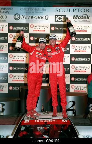 Rallye - Network Q Rally of Great Britain - Ziel. Richard Burns, rechts, feiert mit seinem Beifahrer Robert Reid den Sieg bei der Rallye Großbritannien im Ziel in Cheltenham Stockfoto