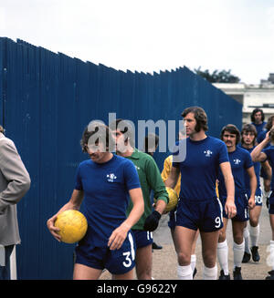 (L-R) Chelseas Eddie McCreadie, Peter Bonetti, Peter Osgood, Charlie Cooke und Alan Hudson laufen zum Eröffnungsspiel der Saison aus Stockfoto