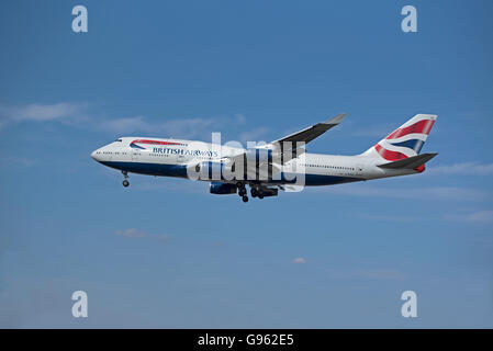 British Airways Boeing 747-436 Registrierung G-BYGC Jumbo Jet Ankunft am Flughafen von London.  SCO 10.461 Stockfoto