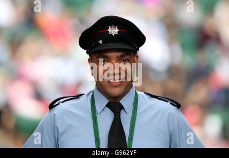 Ein Mitglied der königlichen Feuerwehr wacht am vierten Tag der Wimbledon Championships beim All England Lawn Tennis and Croquet Club in Wimbledon über einen Eingang zum Platz. DRÜCKEN SIE VERBANDSFOTO. Bilddatum: Donnerstag, 30. Juni 2016. Siehe PA Geschichte TENNIS Wimbledon. Bildnachweis sollte lauten: Steve Paston/PA Wire. Stockfoto