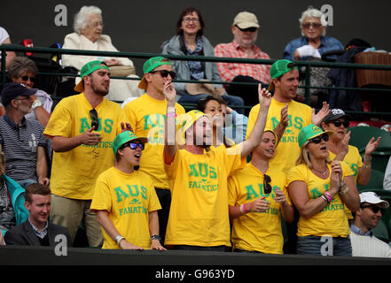 Australische Fans unterstützen Bernard Tomic in seinem Spiel gegen Radu Albot am vierten Tag der Wimbledon Championships beim All England Lawn Tennis und Croquet Club in Wimbledon. Stockfoto