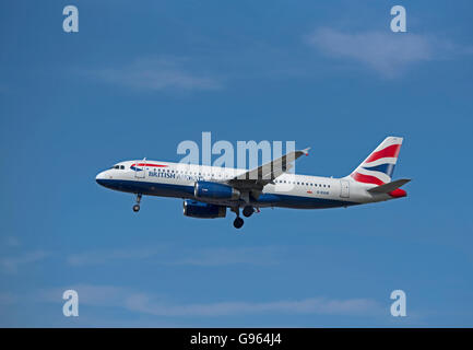 British Airways Airbus 320-232 Registrierung G-EUUK über London Heathrow Airport.  SCO 10, 463. Stockfoto