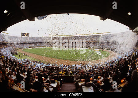 Fans werfen Konfetti vor Beginn des WM-Finales im River Plate Stadium in Buenos Aires Stockfoto