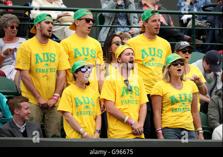 Australischen Fans unterstützen Bernard Tomic in seinem Match gegen Radu Albot am Tag vier der Wimbledon Championships bei den All England Lawn Tennis and Croquet Club, Wimbledon. Stockfoto