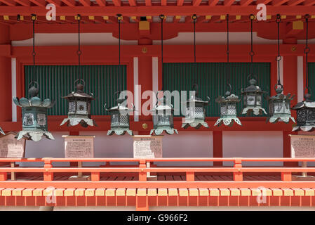 Bronze Laternen am Kasuga-Taisha-Schrein in Nara, Japan Stockfoto