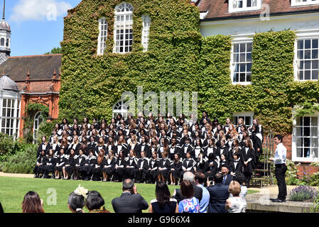 Studenten werden am Newnham College Cambridge für ihre Promotion-Foto tragen Pelz gefüttert Hauben und Umhänge montiert. Stockfoto