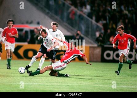 Der englische Alan Shearer wird von Ungarns Janos Matyus bekämpft Stockfoto