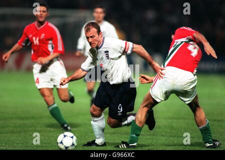 Fußball - freundlich - Ungarn gegen England. Der englische Alan Shearer umgeht Ungarns Janos Matyus Stockfoto