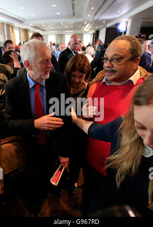 Labour Leader Jeremy Corbyn mit Marc Wadsworth (rechts), der Dynamik schwarz Connexions, nach einer Rede am Labours Antisemitismus Anfrage Ergebnisse im Savoy Place, London betreibt. Stockfoto