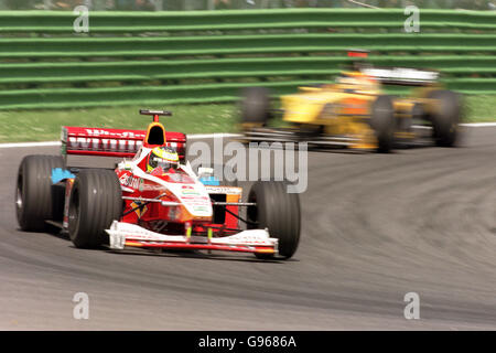 Formel-1-Autorennen - Großer Preis Von San Marino. Ralf Schumacher führt Heinz Harald Frentzen in den frühen Runden des Rennens an Stockfoto