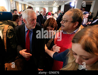 Labour Leader Jeremy Corbyn mit Marc Wadsworth (Mitte), der Dynamik schwarz Connexions, nach einer Rede am Labours Antisemitismus Anfrage Ergebnisse im Savoy Place, London betreibt. Stockfoto