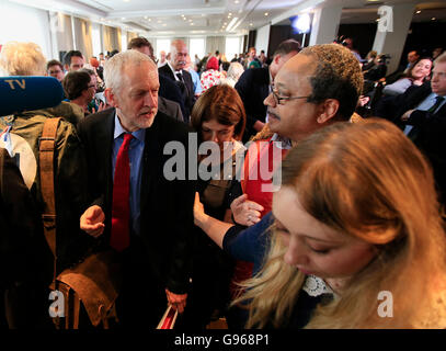 Labour Leader Jeremy Corbyn mit Marc Wadsworth (Mitte), der Dynamik schwarz Connexions, nach einer Rede am Labours Antisemitismus Anfrage Ergebnisse im Savoy Place, London betreibt. Stockfoto