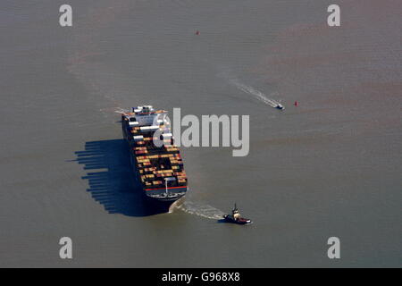 Luftaufnahme des Schiffes wird zum Hafen von Felixstowe zerrte Stockfoto