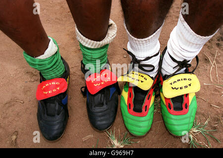 Fußball - FIFA-Jugendweltmeisterschaften - Nigeria '99 - Taribo West Academy. Zwei Mitglieder der Taribo West Academy tragen Stiefel der Marke Taribo West, gestiftet vom Star Inter Mailand Stockfoto