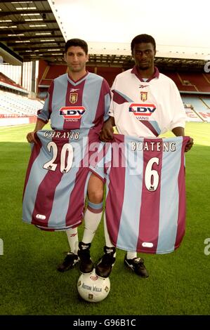 Fußball - FA Carling Premiership - Aston Villa Pressekonferenz. Die Neuverpflichtungen von Aston Villa George Boateng (rechts) und Najwan Ghrayib (links) zeigen ihre Hemden mit ihrer Kadernummer Stockfoto