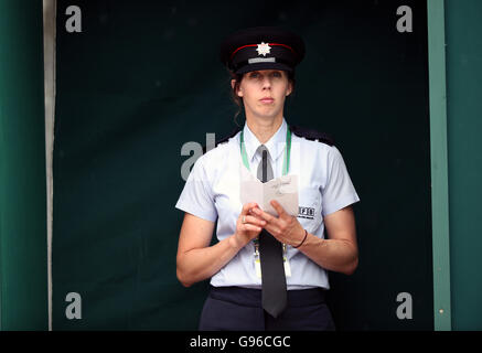 Mitglied des Londoner Feuerwehr bewacht einen Eingang zu einem Gericht am Tag vier der Wimbledon Championships bei den All England Lawn Tennis and Croquet Club, Wimbledon. PRESSEVERBAND Foto. Bild Datum: Donnerstag, 30. Juni 2016. PA-Geschichte-TENNIS-Wimbledon zu sehen. Bildnachweis sollte lauten: Steve Paston/PA Wire. Einschränkungen: Nur zur redaktionellen Verwendung. Keine kommerzielle Verwendung ohne vorherige schriftliche Zustimmung von der AELTC. Noch Bild verwenden nur - keine bewegten Bilder, Sendung zu emulieren. Keine Überlagerung oder Entfernung von Sponsor/Ad-Logos. Rufen Sie + 44 (0) 1158 447447 für weitere Informationen. Stockfoto