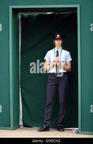 Ein Mitglied der Londoner Feuerwehr wacht am vierten Tag der Wimbledon Championships im All England Lawn Tennis and Croquet Club, Wimbledon, über den Eingang zu einem Platz. DRÜCKEN SIE VERBANDSFOTO. Bilddatum: Donnerstag, 30. Juni 2016. Siehe PA Geschichte Tennis Wimbledon. Bildnachweis sollte lauten: Steve Paston/PA Wire. EINSCHRÄNKUNGEN: Nur für redaktionelle Zwecke. Keine kommerzielle Nutzung ohne vorherige schriftliche Zustimmung des AELTC. Nur für Standbilder – keine bewegten Bilder, die Broadcast emulieren können. Keine Überlagerung oder Entfernung von Sponsoren-/Werbelogos. Weitere Informationen erhalten Sie unter +44 (0)1158 447447. Stockfoto