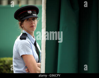 Ein Mitglied der Londoner Feuerwehr wacht am vierten Tag der Wimbledon Championships im All England Lawn Tennis and Croquet Club, Wimbledon, über den Eingang zu einem Platz. DRÜCKEN SIE VERBANDSFOTO. Bilddatum: Donnerstag, 30. Juni 2016. Siehe PA Geschichte TENNIS Wimbledon. Bildnachweis sollte lauten: Steve Paston/PA Wire. Stockfoto