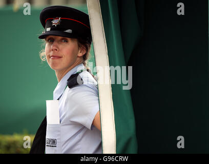 Mitglied des Londoner Feuerwehr bewacht einen Eingang zu einem Gericht am Tag vier der Wimbledon Championships bei den All England Lawn Tennis and Croquet Club, Wimbledon. PRESSEVERBAND Foto. Bild Datum: Donnerstag, 30. Juni 2016. PA-Geschichte-TENNIS-Wimbledon zu sehen. Bildnachweis sollte lauten: Steve Paston/PA Wire. Einschränkungen: Nur zur redaktionellen Verwendung. Keine kommerzielle Verwendung ohne vorherige schriftliche Zustimmung von der AELTC. Noch Bild verwenden nur - keine bewegten Bilder, Sendung zu emulieren. Keine Überlagerung oder Entfernung von Sponsor/Ad-Logos. Rufen Sie + 44 (0) 1158 447447 für weitere Informationen. Stockfoto