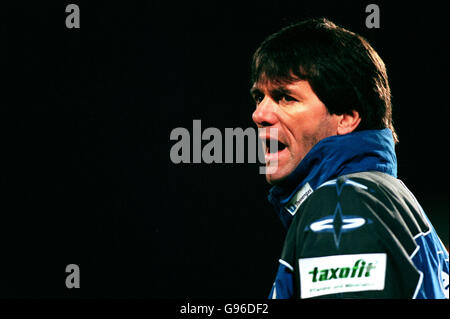 Deutscher Fußball - Bundesliga - VfL Wolfsburg / MSV Duisburg. Friedhelm Funkel, Trainer des MSV Duisburg Stockfoto