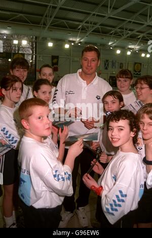 Schwimmen - Fina World Cup - Glasgow. Nick Gillingham gibt Autogramme für junge Fans Stockfoto