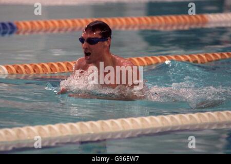 Nick Gillingham bei seiner Rückkehr zum Wettkampfschwimmen in Aktion Stockfoto