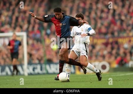 Patrick Kluivert aus Barcelona (links) fährt eine Tackle von Real Madrid aus Manuel Sanchis (rechts) Stockfoto