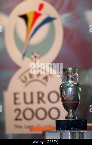 Fußball - Euro 2000 Qualifying Round Draw - Gent, Belgien. Die EM-Trophäe sitzt vor dem Logo für die Euro 2000 Stockfoto