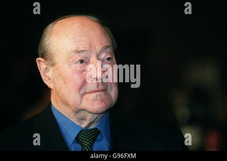 Fußball - Europameisterschaft 2000 Qualifikationsrunde Auslosung - Gent, Belgien Stockfoto