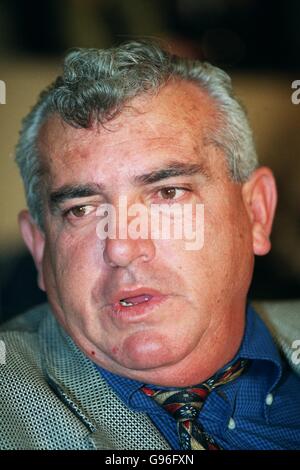 Fußball - Euro 2000 Qualifying Round Draw - Gent, Belgien. Sharf Shlomo, Trainer in Israel Stockfoto