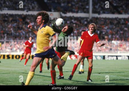 Liverpooler Torhüter Ray Clemence (Mitte) rettet aus Arsenals Alan Sunderland (links), als Phil Thompson von Liverpool (rechts) anschaut Stockfoto