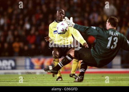 Fußball - FA Carling Premiership - Blackburn Rovers gegen Everton. Evertons Ibrahima Bakayoko rollt den Ball an Blackburn Rovers Torwart John Filan vorbei, um sein zweites Tor zu schießen Stockfoto