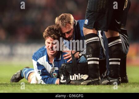 Fußball - FA Carling Premiership - Blackburn Rovers gegen Everton. Gary Croft von Blackburn Rovers wird nach einer Kollision mit Ibrahima Bakayoko von Everton behandelt und durch eine Schulterverletzung ersetzt Stockfoto