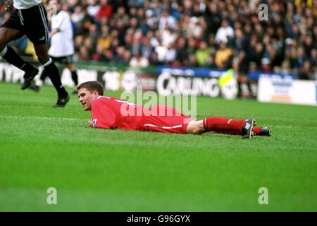 Fußball - FA Carling Premiership - Derby County / Liverpool. Michael Owen nimmt Liverpools Niederlage im Liegen ein Stockfoto