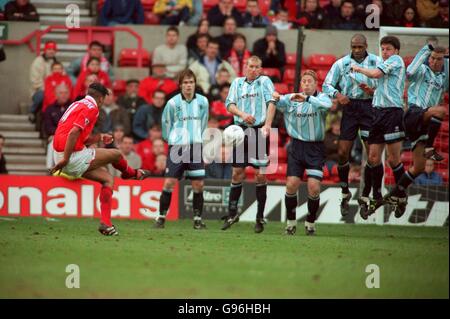 Pierre Van Hooijdonk von Nottingham Forest geht fast an die Rettung eines Punkt mit einem späten Freistoß gegen Middlesbrough Stockfoto